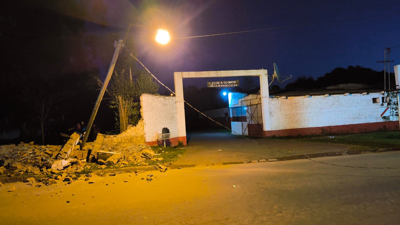 Automovilista despistó y chocó contra el muro de conocido Club obereño 3 Automovilista despistó y chocó contra el muro de conocido Club obereño imagen-2