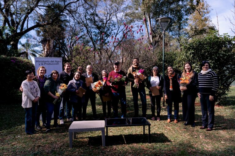 “Una inversión que inyecta dinero a la economía, genera puestos de trabajo y abre la puerta a exportar flores”, dijo Passalacqua al lanzar un programa de microcréditos para el sector imagen-11