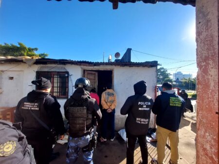 Posadas: desbaratan banda de “pirañas” con 12 delincuentes detenidos en la Chacra 179 Posadas: desbaratan banda de “pirañas” con 12 delincuentes detenidos en la Chacra 179 imagen-4