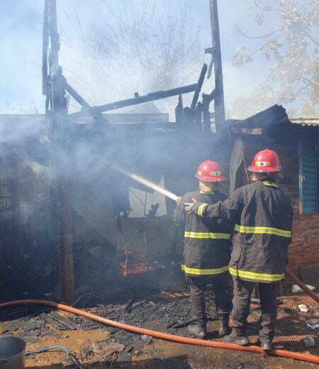 Jornada de intenso trabajo de Bomberos de la Policía: daños en viviendas, dos personas lesionadas y quema de malezas Jornada de intenso trabajo de Bomberos de la Policía: daños en viviendas, dos personas lesionadas y quema de malezas imagen-9