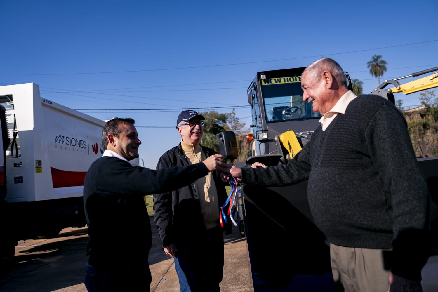 Passalacqua entregó maquinaria vial a ocho municipios para impulsar el desarrollo productivo y urbano 13 Passalacqua entregó maquinaria vial a ocho municipios para impulsar el desarrollo productivo y urbano imagen-12