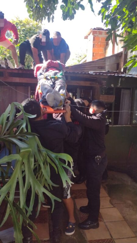 Hombre falleció tras caer de un árbol en su vivienda en Posadas imagen-10