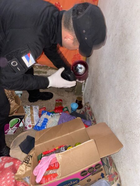 Frustran posible intento de fuga en la comisaría de Puerto Esperanza: hallaron un boquete en el calabozo Frustran posible intento de fuga en la comisaría de Puerto Esperanza: hallaron un boquete en el calabozo imagen-9