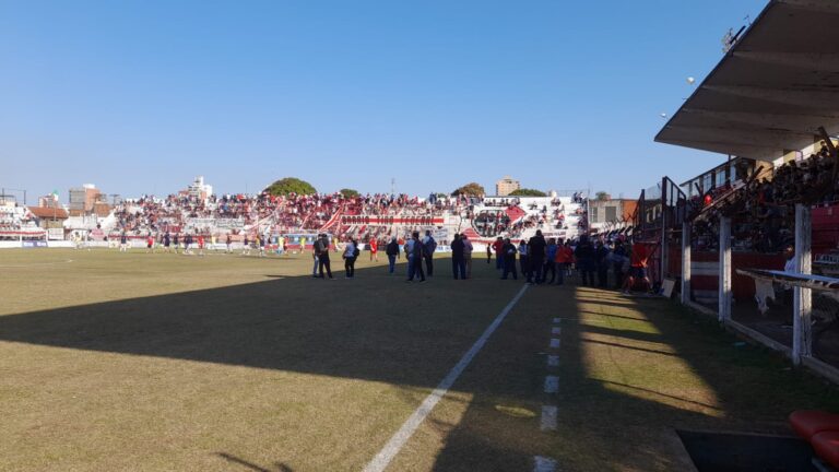 La Policía dice que controló disturbios previos a un partido en la cancha de Guaraní Antonio Franco La Policía dice que controló disturbios previos a un partido en la cancha de Guaraní Antonio Franco imagen-49