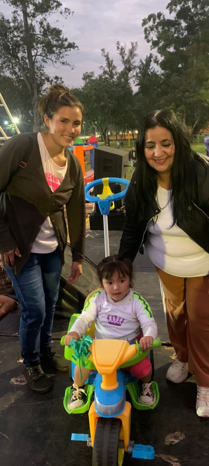 Vecinos de Itaembé Miní celebraron el Día del Niño con actividades, regalos y alimentos preparados por internos del servicio penitenciario 3 Vecinos de Itaembé Miní celebraron el Día del Niño con actividades, regalos y alimentos preparados por internos del servicio penitenciario imagen-2