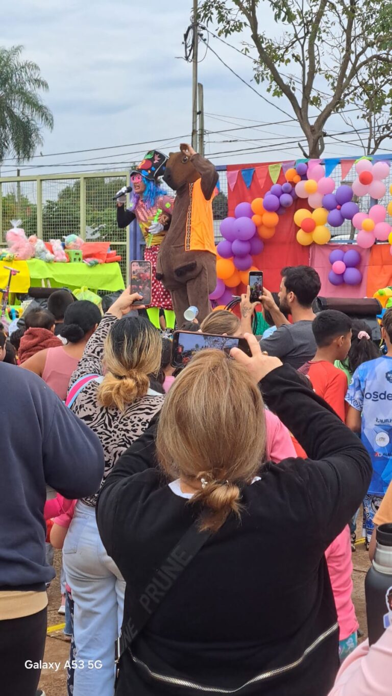 Vecinos de Itaembé Miní celebraron el Día del Niño con actividades, regalos y alimentos preparados por internos del servicio penitenciario Vecinos de Itaembé Miní celebraron el Día del Niño con actividades, regalos y alimentos preparados por internos del servicio penitenciario imagen-33