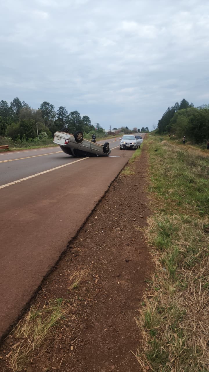 Colisión y vuelco dejó un herido grave en Guaraní 3 Colisión y vuelco dejó un herido grave en Guaraní imagen-2