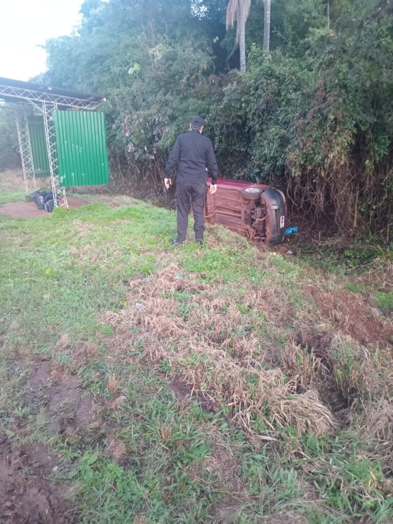 Hipólito Yrigoyen: siniestro vial entre dos vehículos tras un despiste en la ruta 12 Hipólito Yrigoyen: siniestro vial entre dos vehículos tras un despiste en la ruta 12 imagen-41