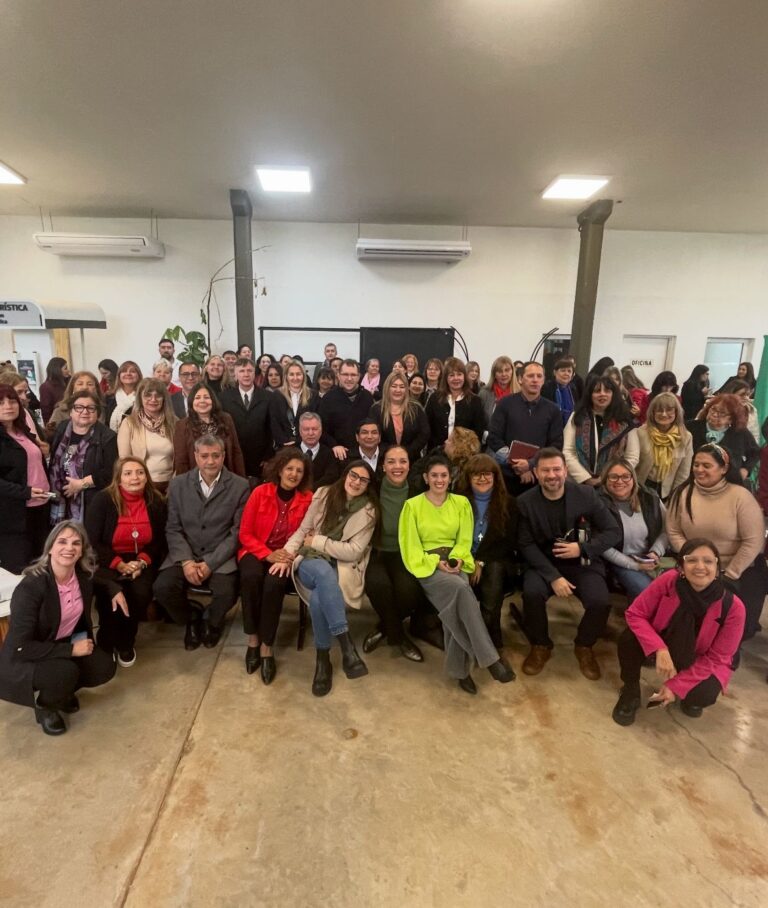 Misiones presentó el compendio “Aulas Vivas”: una política pedagógica para transformar la escuela desde el aula y el patio Misiones presentó el compendio “Aulas Vivas”: una política pedagógica para transformar la escuela desde el aula y el patio imagen-32