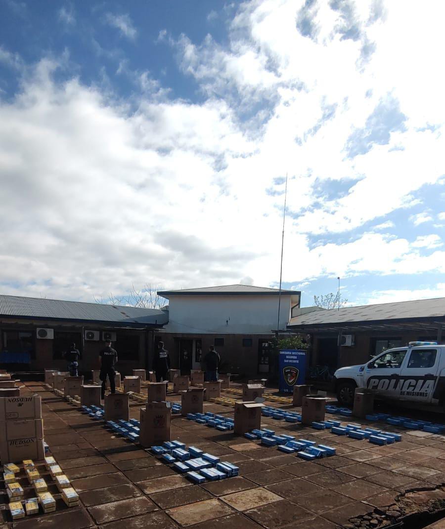 Policías interceptaron una camioneta robada en Brasil cargada con casi 19 mil atados de cigarrillos 3 Policías interceptaron una camioneta robada en Brasil cargada con casi 19 mil atados de cigarrillos imagen-2