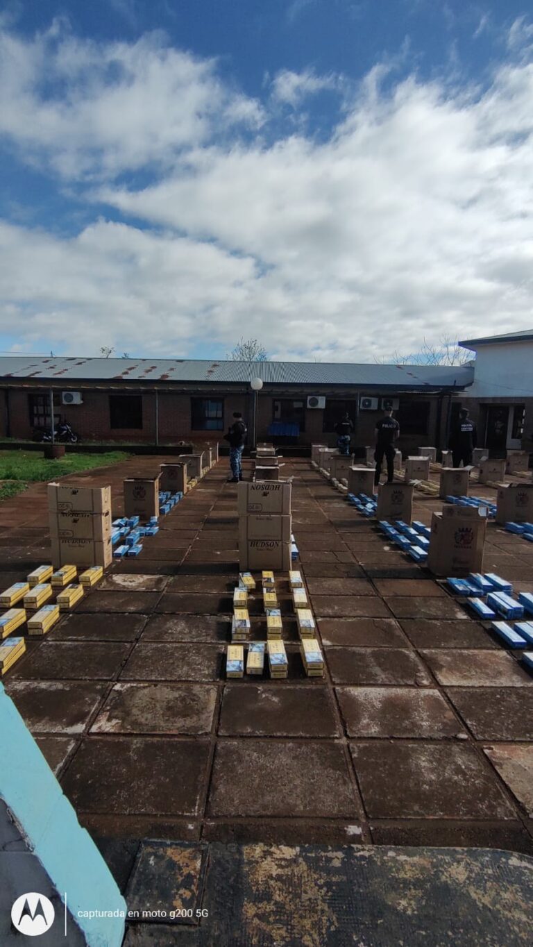 Policías interceptaron una camioneta robada en Brasil cargada con casi 19 mil atados de cigarrillos Policías interceptaron una camioneta robada en Brasil cargada con casi 19 mil atados de cigarrillos imagen-21