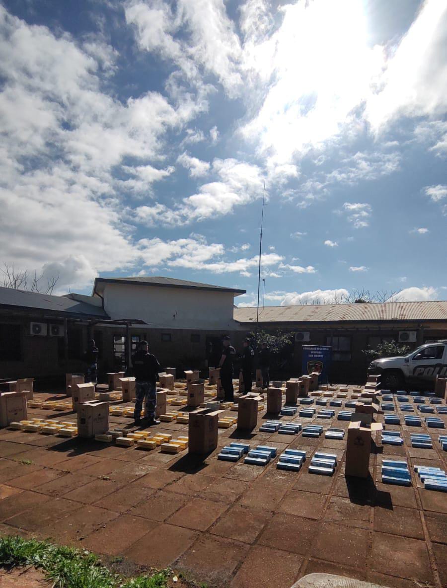 Policías interceptaron una camioneta robada en Brasil cargada con casi 19 mil atados de cigarrillos 5 Policías interceptaron una camioneta robada en Brasil cargada con casi 19 mil atados de cigarrillos imagen-4