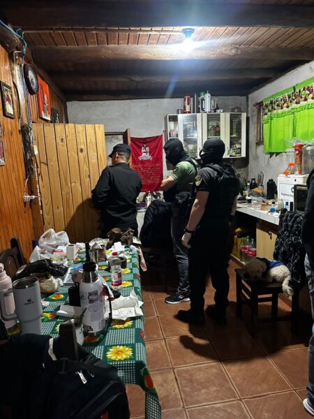 Una mujer regenteaba un punto de venta de drogas en San Javier: secuestraron cocaína, marihuana y casi $2 millones de pesos Una mujer regenteaba un punto de venta de drogas en San Javier: secuestraron cocaína, marihuana y casi $2 millones de pesos imagen-5