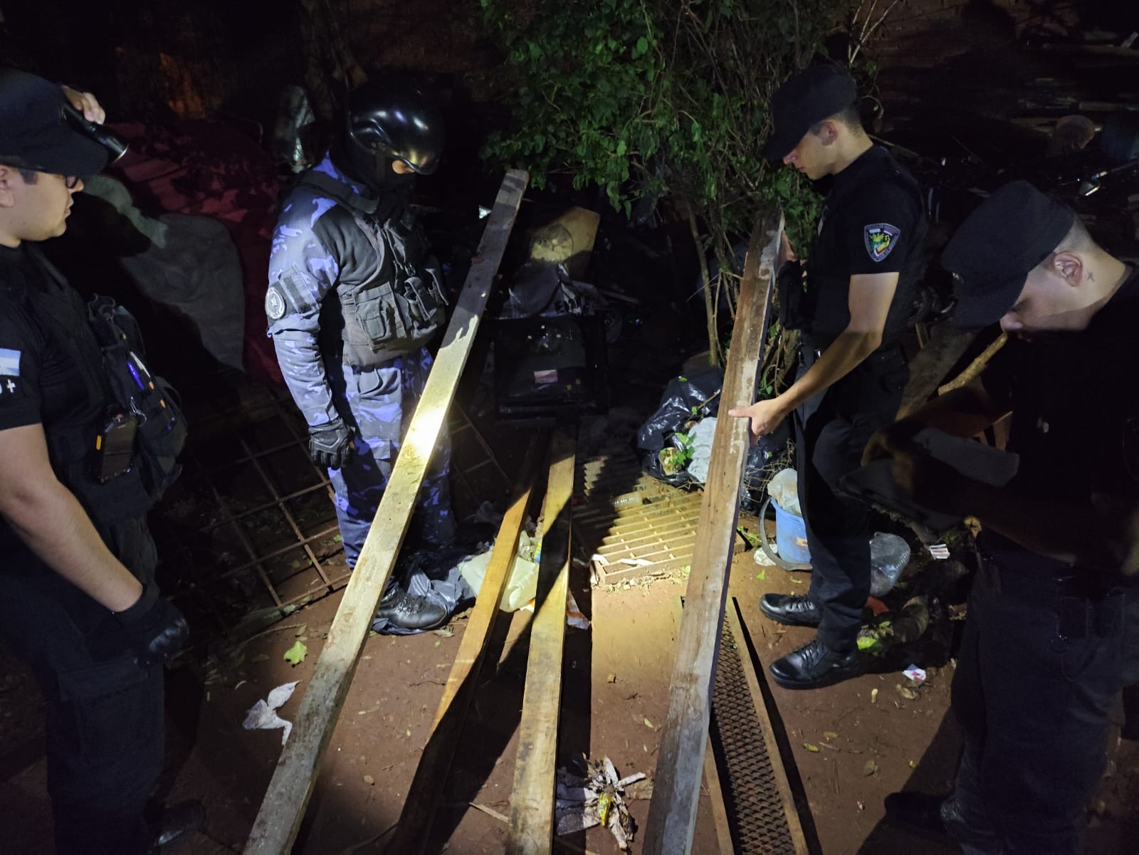 Desmantelaron un "narcokiosco" y búnker de objetos robados en Puerto Iguazú: diez detenidos y secuestros de droga, dinero y bienes sustraídos 3 Desmantelaron un "narcokiosco" y búnker de objetos robados en Puerto Iguazú: diez detenidos y secuestros de droga, dinero y bienes sustraídos imagen-2