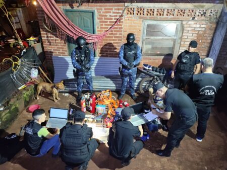 Desmantelaron un "narcokiosco" y búnker de objetos robados en Puerto Iguazú: diez detenidos y secuestros de droga, dinero y bienes sustraídos imagen-7