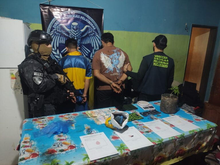 Golpe al narcomenudeo en barrio A 3-2 de Posadas: dos detenidos y marihuana secuestrada Golpe al narcomenudeo en barrio A 3-2 de Posadas: dos detenidos y marihuana secuestrada imagen-18