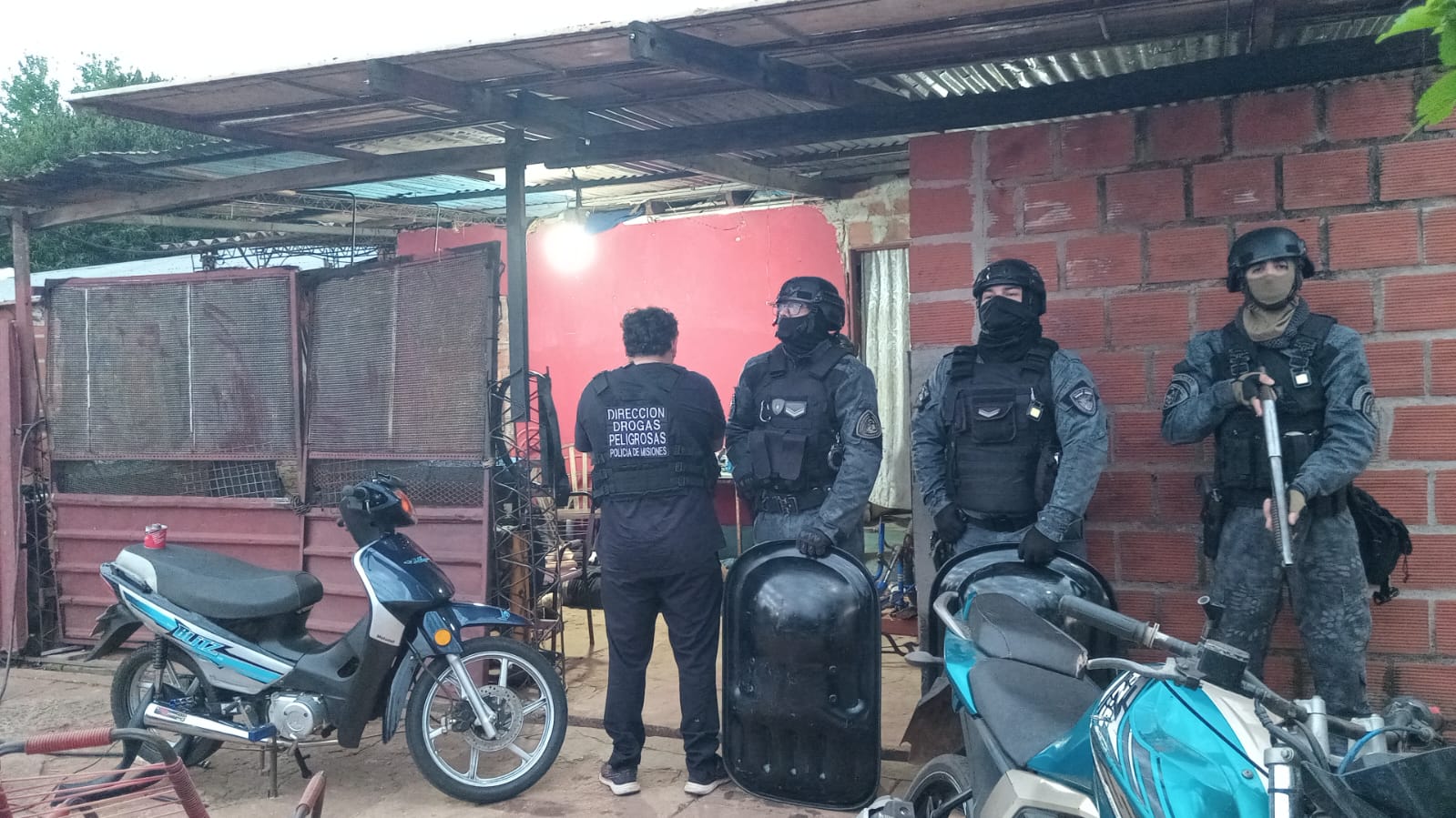 Golpe al narcomenudeo en barrio A 3-2 de Posadas: dos detenidos y marihuana secuestrada 3 Golpe al narcomenudeo en barrio A 3-2 de Posadas: dos detenidos y marihuana secuestrada imagen-2