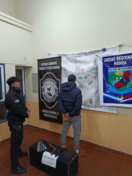 Detienen a un hombre que intentó agredir a su pareja con un arma casera imagen-9