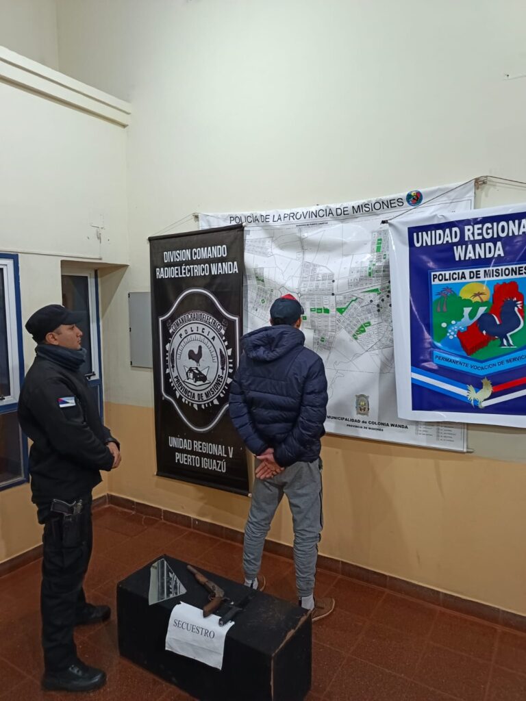 Detienen a un hombre que intentó agredir a su pareja con un arma casera Detienen a un hombre que intentó agredir a su pareja con un arma casera imagen-1