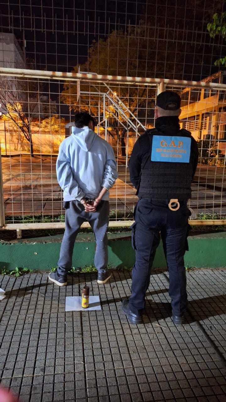 Cámaras del 911 captaron en tiempo real a un hombre mientras vandalizaba una escuela céntrica 3 Cámaras del 911 captaron en tiempo real a un hombre mientras vandalizaba una escuela céntrica imagen-2