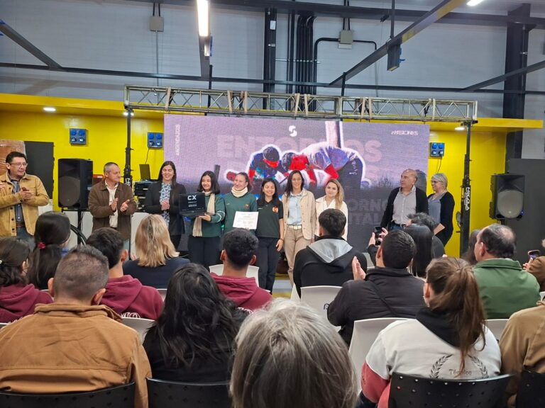 Entregaron equipamiento a 10 instituciones educativas de la provincia Entregaron equipamiento a 10 instituciones educativas de la provincia imagen-40