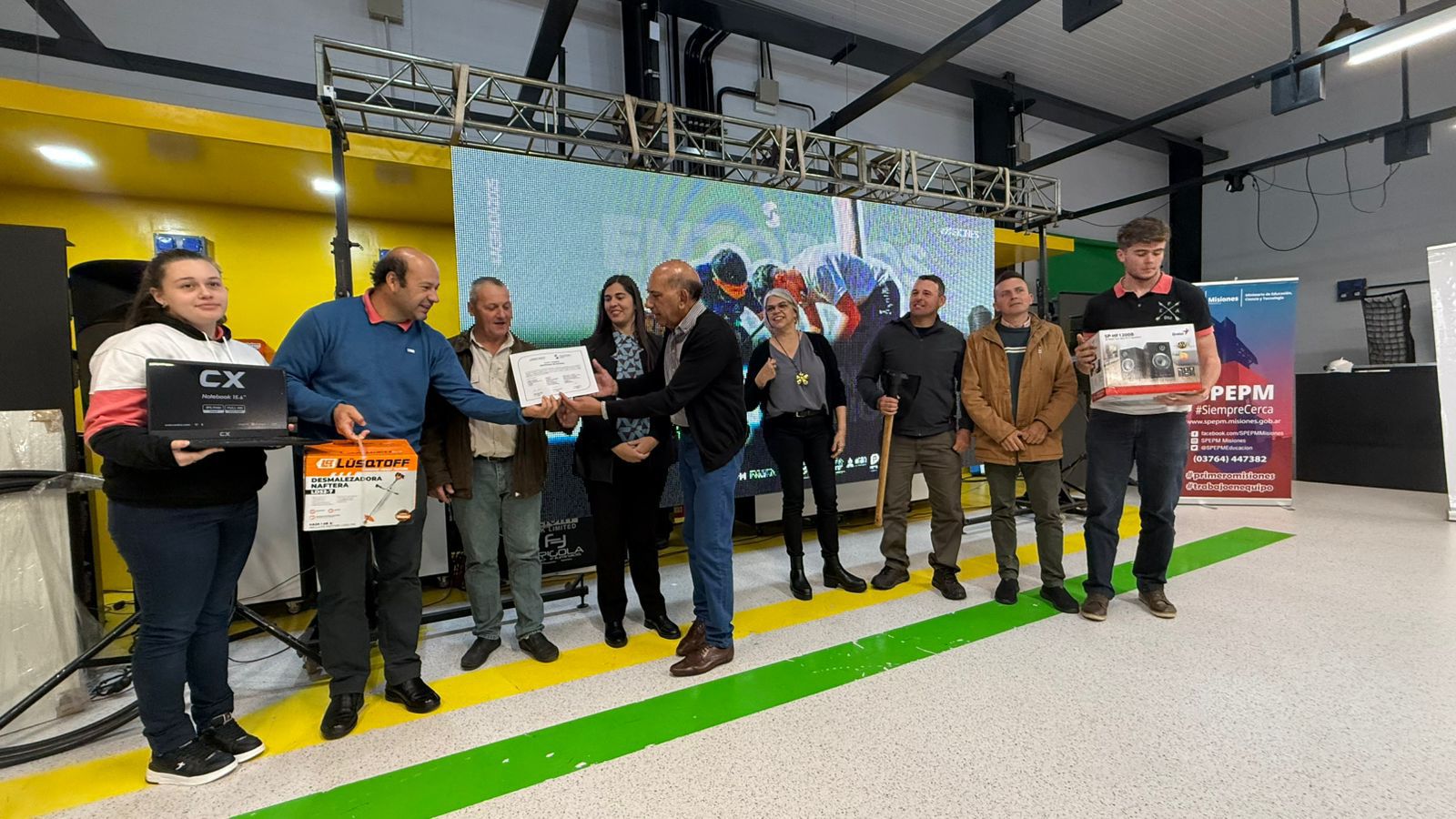 Entregaron equipamiento a 10 instituciones educativas de la provincia imagen-2