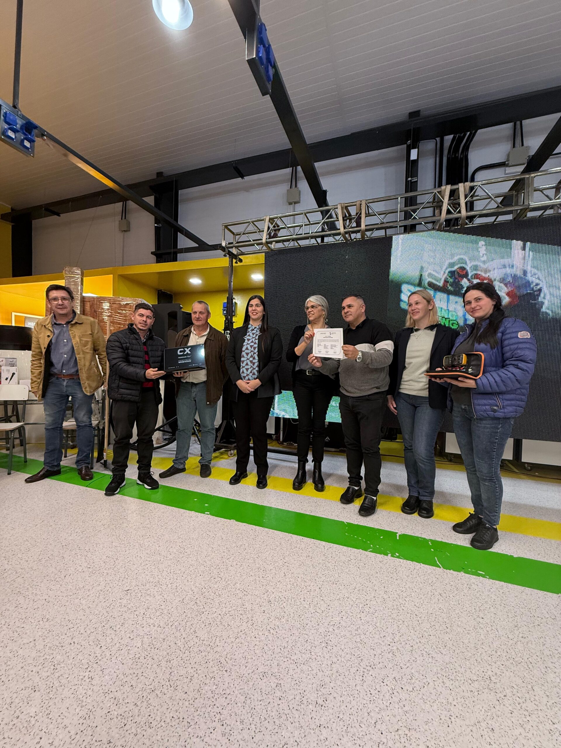 Entregaron equipamiento a 10 instituciones educativas de la provincia imagen-10