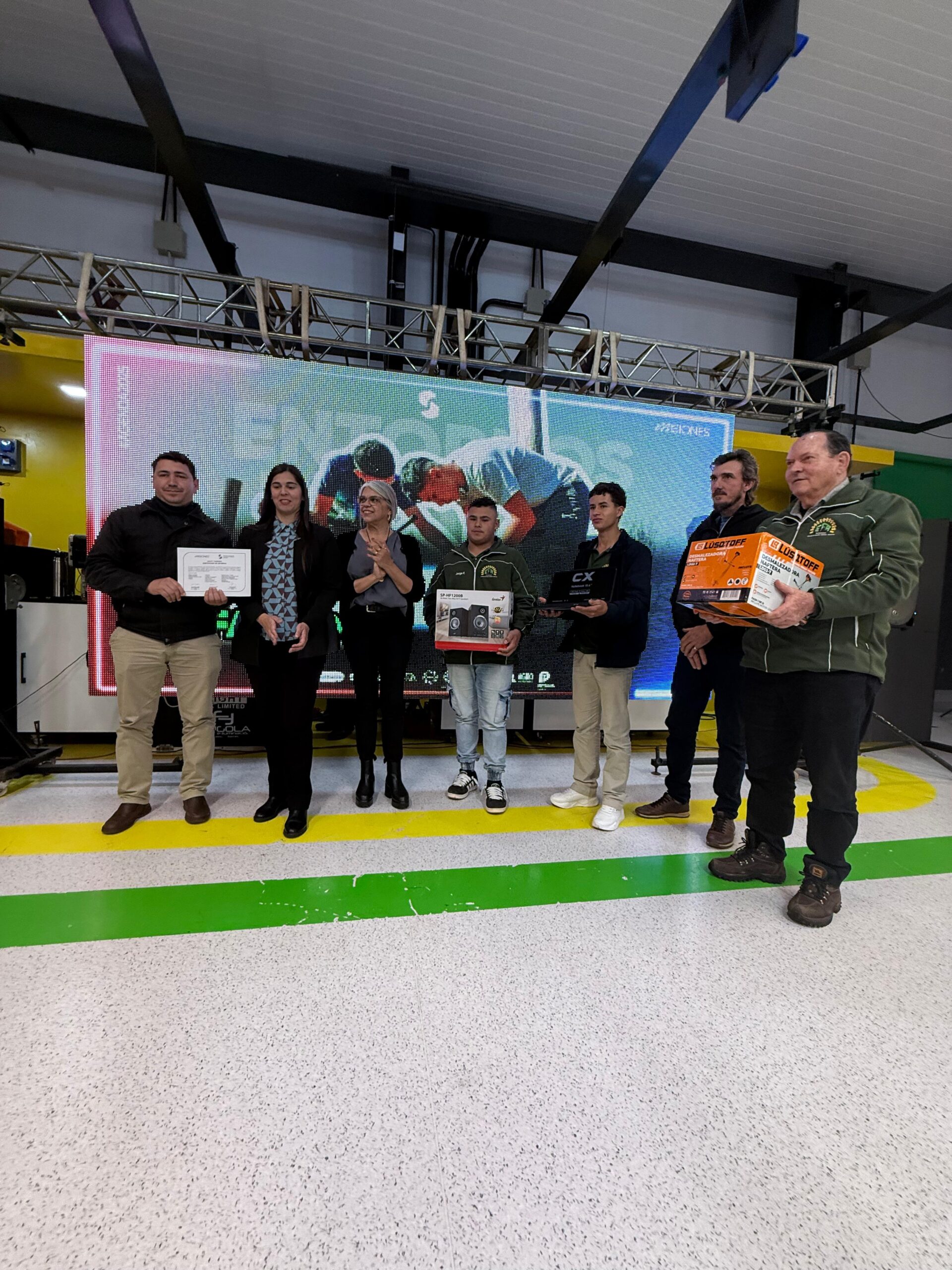 Entregaron equipamiento a 10 instituciones educativas de la provincia imagen-8