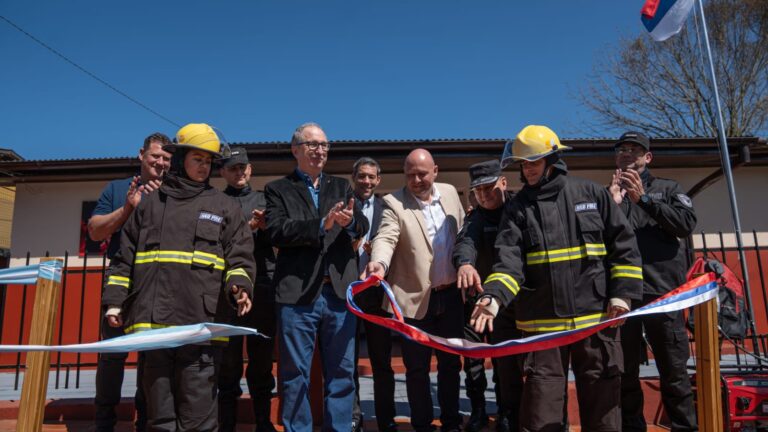 “Si hay un error que jamás vamos a cometer es estar lejos de la gente”, dijo Passalacqua al inaugurar el Cuartel de Bomberos de la nueva división de Panambí “Si hay un error que jamás vamos a cometer es estar lejos de la gente”, dijo Passalacqua al inaugurar el Cuartel de Bomberos de la nueva división de Panambí imagen-33