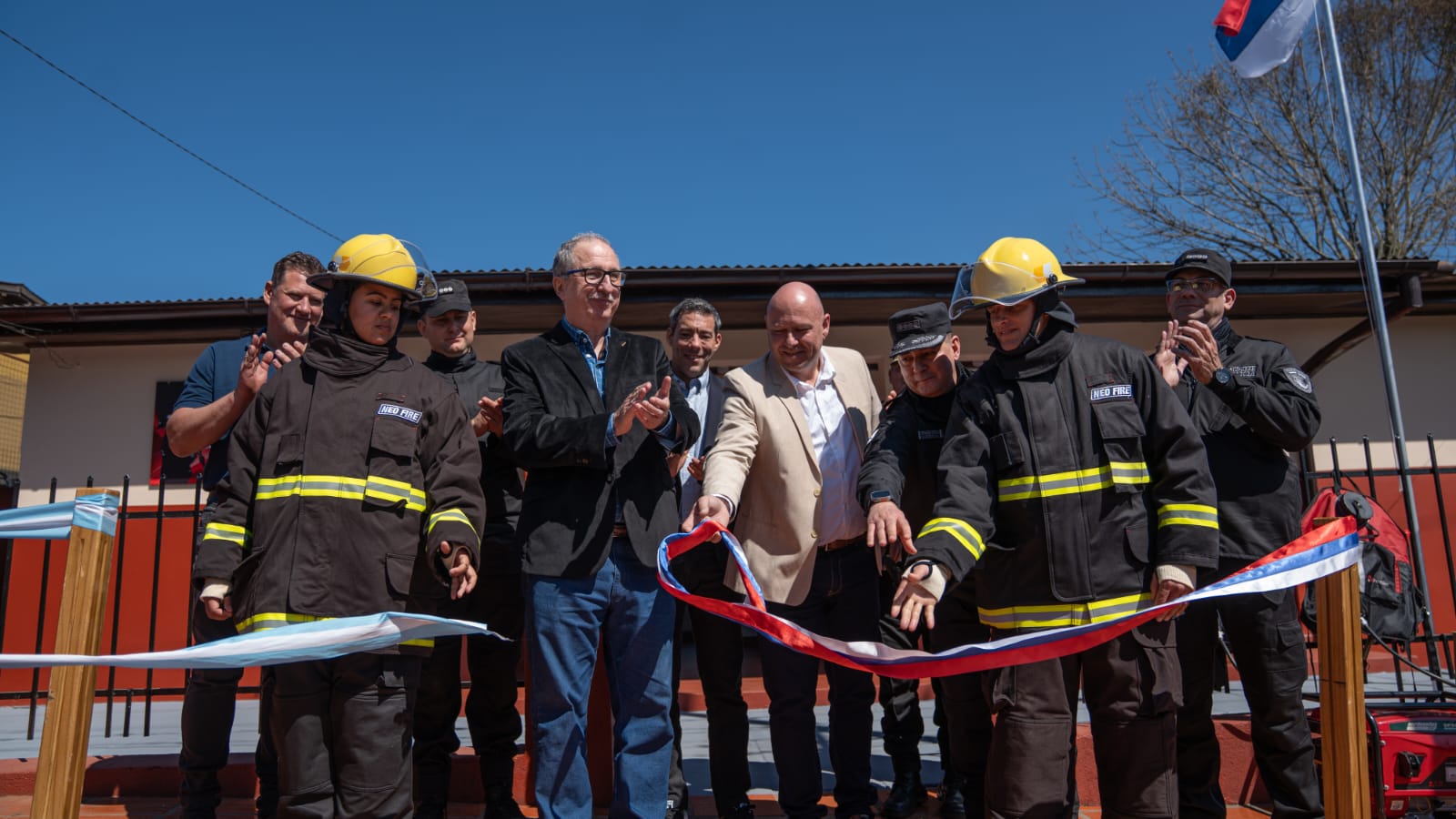 “Si hay un error que jamás vamos a cometer es estar lejos de la gente”, dijo Passalacqua al inaugurar el Cuartel de Bomberos de la nueva división de Panambí “Si hay un error que jamás vamos a cometer es estar lejos de la gente”, dijo Passalacqua al inaugurar el Cuartel de Bomberos de la nueva división de Panambí imagen-1