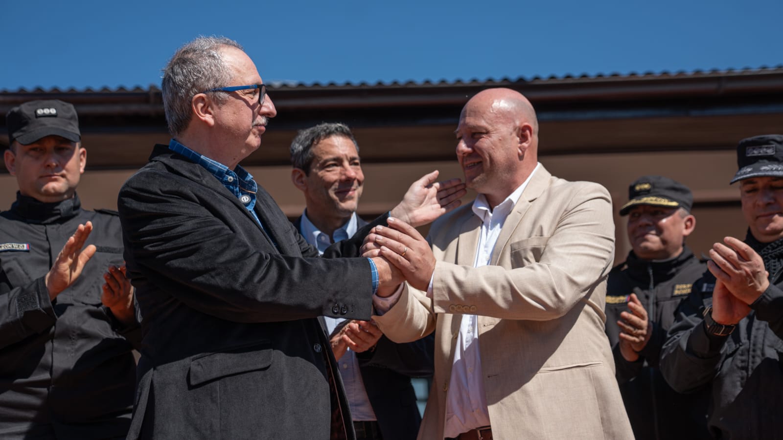 “Si hay un error que jamás vamos a cometer es estar lejos de la gente”, dijo Passalacqua al inaugurar el Cuartel de Bomberos de la nueva división de Panambí 3 “Si hay un error que jamás vamos a cometer es estar lejos de la gente”, dijo Passalacqua al inaugurar el Cuartel de Bomberos de la nueva división de Panambí imagen-2