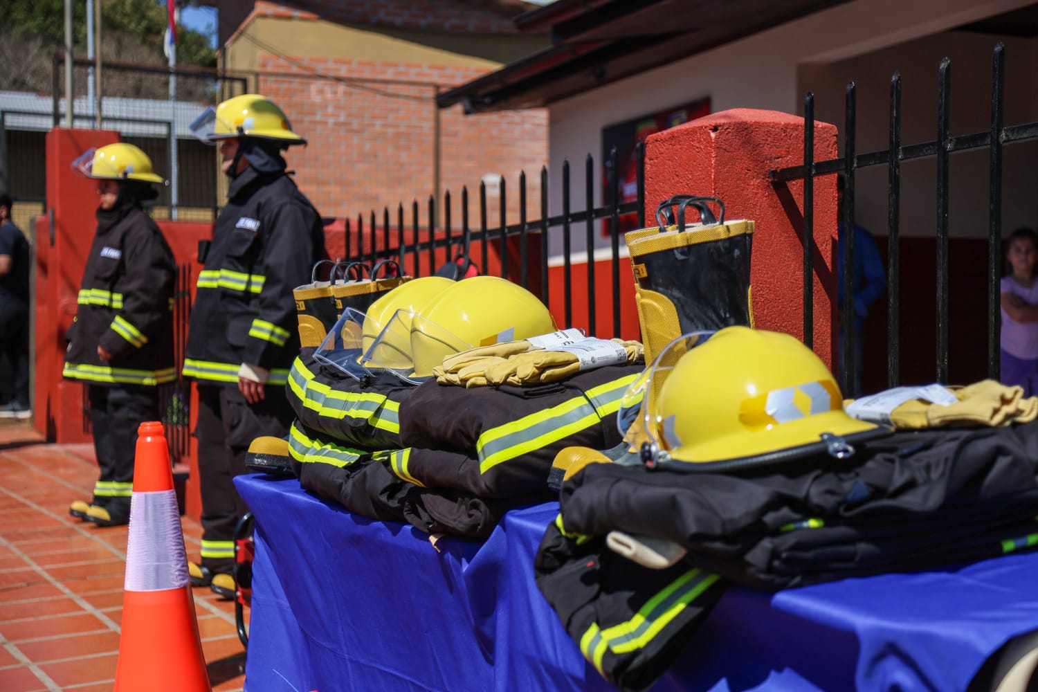 “Si hay un error que jamás vamos a cometer es estar lejos de la gente”, dijo Passalacqua al inaugurar el Cuartel de Bomberos de la nueva división de Panambí 9 “Si hay un error que jamás vamos a cometer es estar lejos de la gente”, dijo Passalacqua al inaugurar el Cuartel de Bomberos de la nueva división de Panambí imagen-8