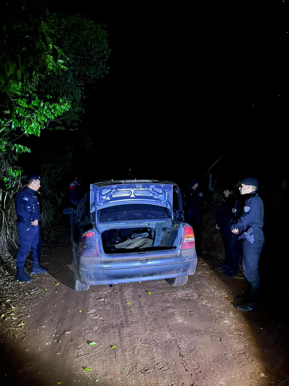 Ruta 101: la Policía secuestró un auto acondicionado para actividades de contrabando 3 Ruta 101: la Policía secuestró un auto acondicionado para actividades de contrabando imagen-2