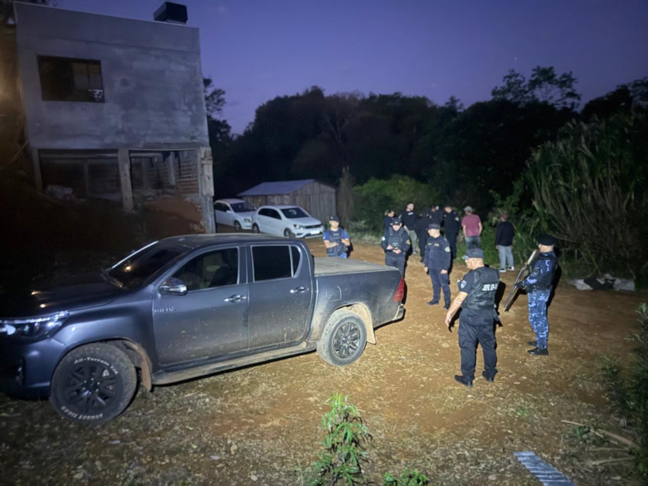 Más de 50 millones en contrabando: incautaron en Bernardo de Irigoyen una camioneta robada en Brasil cargada de cigarrillos 3 Más de 50 millones en contrabando: incautaron en Bernardo de Irigoyen una camioneta robada en Brasil cargada de cigarrillos imagen-2