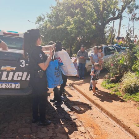 Policías hicieron un fondo común y asistieron a una familia que perdió todo en un incendio imagen-5