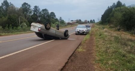 Colisión y vuelco dejó un herido grave en Guaraní Colisión y vuelco dejó un herido grave en Guaraní imagen-2