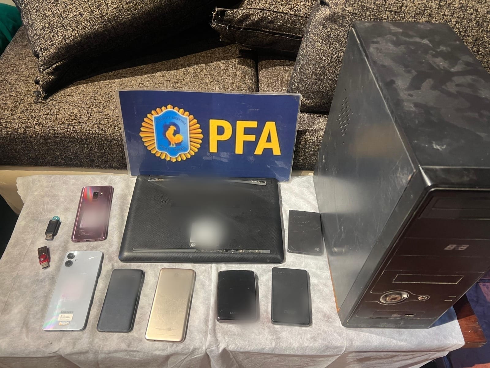 "Operación Aliados por la Infancia V": 52 allanamientos en 13 provincias, que arrojaron 10 detenciones y el secuestro de 393 dispositivos electrónicos 5 "Operación Aliados por la Infancia V": 52 allanamientos en 13 provincias, que arrojaron 10 detenciones y el secuestro de 393 dispositivos electrónicos imagen-4