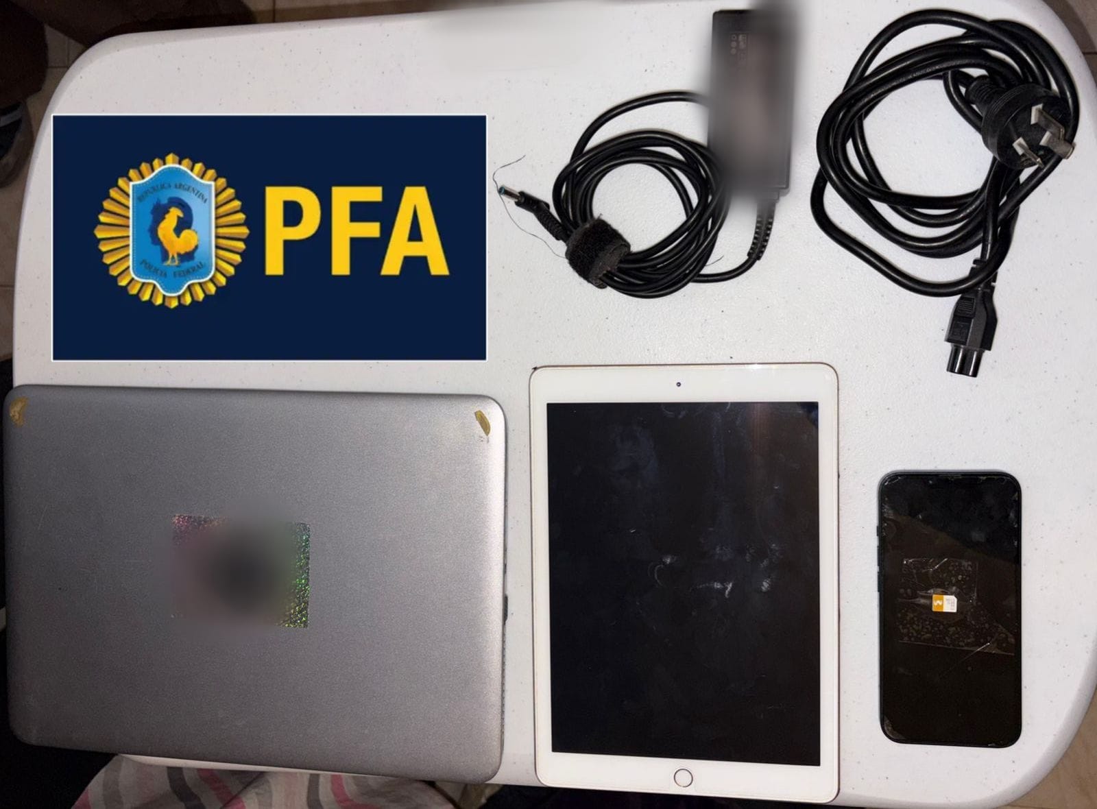 "Operación Aliados por la Infancia V": 52 allanamientos en 13 provincias, que arrojaron 10 detenciones y el secuestro de 393 dispositivos electrónicos 7 "Operación Aliados por la Infancia V": 52 allanamientos en 13 provincias, que arrojaron 10 detenciones y el secuestro de 393 dispositivos electrónicos imagen-6