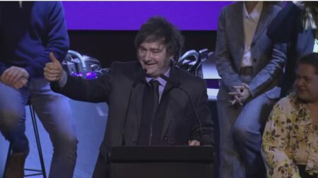 Milei evitó hablar del escándalo de las presuntas coimas y pidió una ovación para Karina: “Gracias, jefe” imagen-7