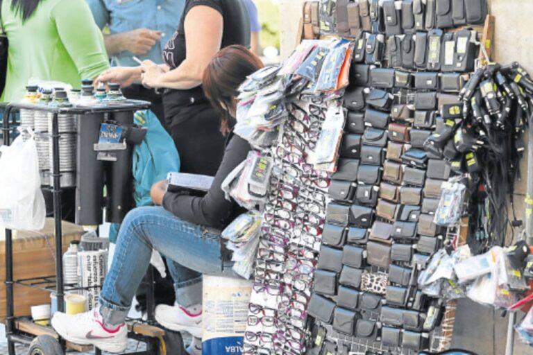 Alertan sobre los riesgos de adquirir anteojos sin receta médica ni control profesional en puestos no habilitados imagen-42