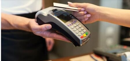 Casi la mitad de los argentinos usa la tarjeta de crédito para comprar alimentos en supermercados, según la UBA imagen-10