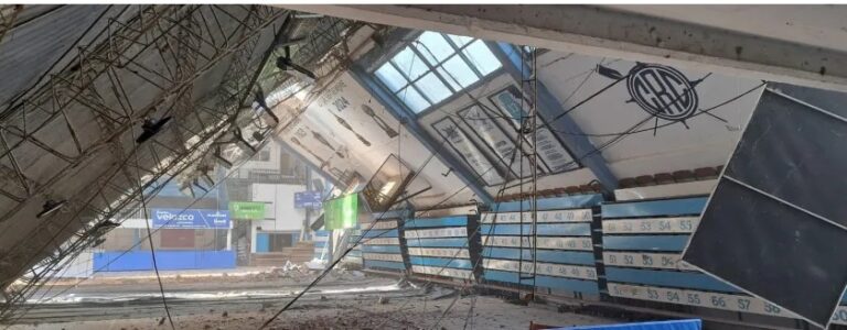 Cayó el techo del Club Regatas de Corrientes y "hay peligro de más derrumbes" imagen-49