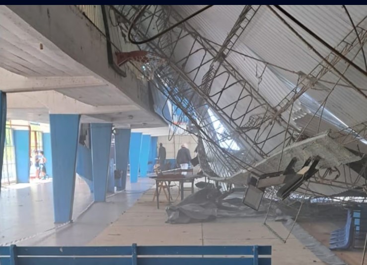 Cayó el techo del Club Regatas de Corrientes y "hay peligro de más derrumbes" imagen-2