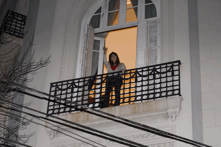 Dura crítica de Cristina Kirchner a la política económica del Gobierno: “¡Qué olor a default!" imagen-18