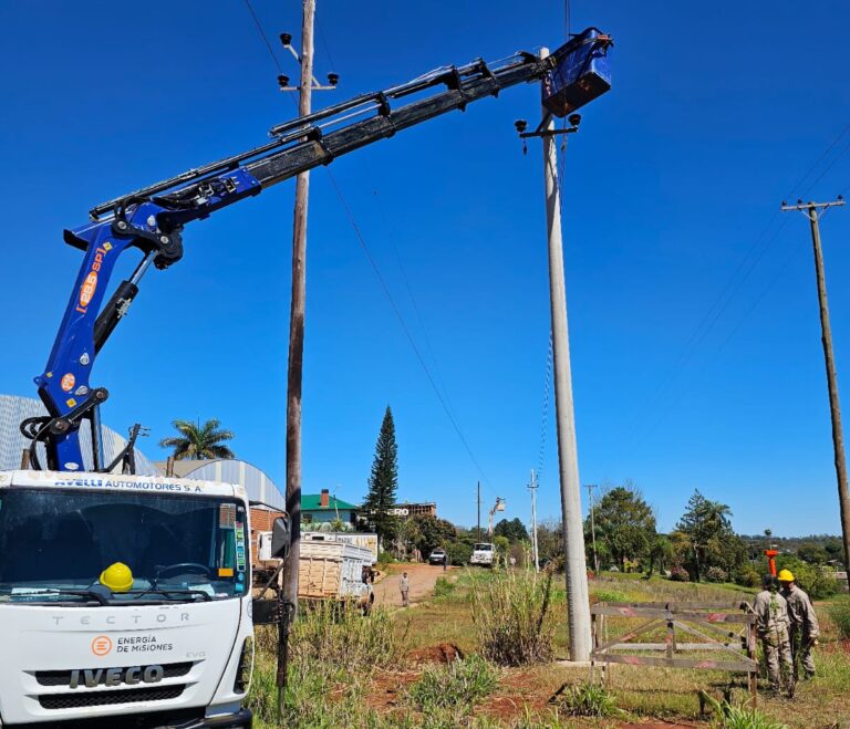 Energía de Misiones remodeló la línea de 33 kV entre Oberá y 25 de Mayo, reforzando la infraestructura y reduciendo riesgos de cortes Energía de Misiones remodeló la línea de 33 kV entre Oberá y 25 de Mayo, reforzando la infraestructura y reduciendo riesgos de cortes imagen-40