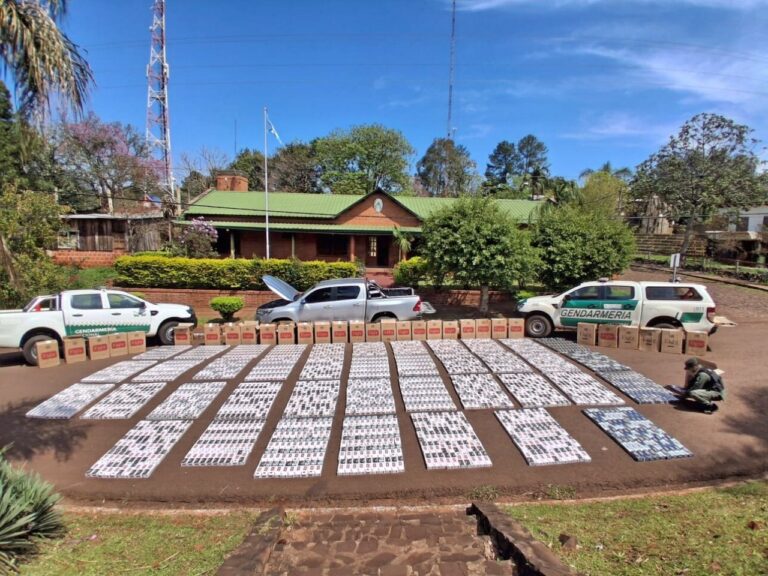 Abandonaron sobre la ruta 14 una camioneta con 19.900 paquetes de cigarrillos sin aval legal Abandonaron sobre la ruta 14 una camioneta con 19.900 paquetes de cigarrillos sin aval legal imagen-15
