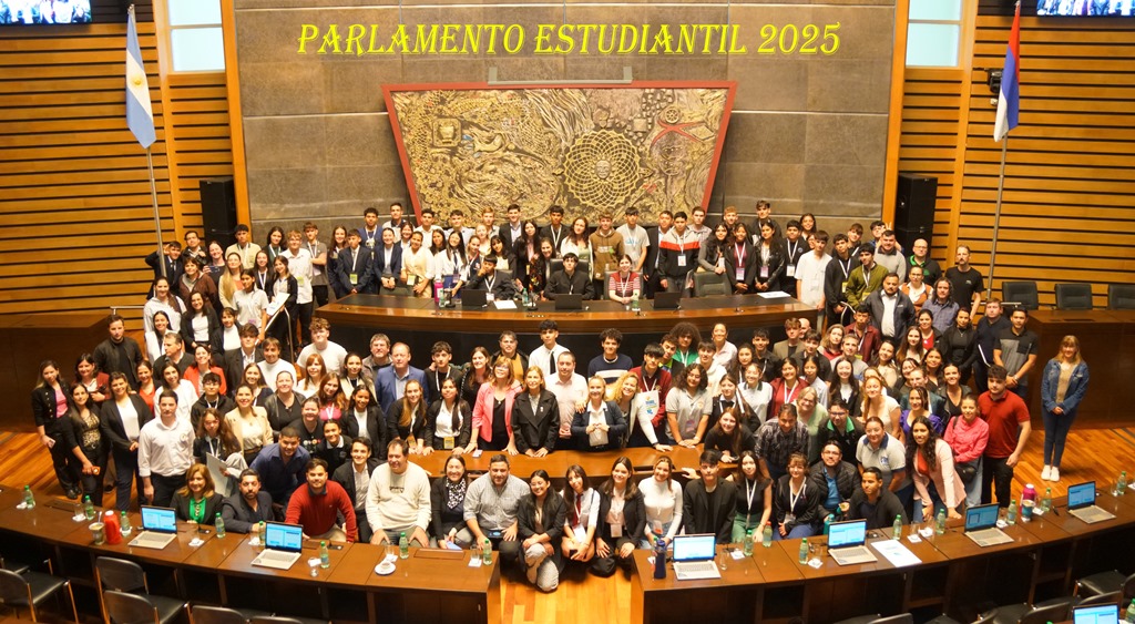 Jóvenes debatieron y aprobaron proyectos sobre salud, educación y ciudadanía digital en la Sesión del Parlamento Estudiantil 2025 imagen-2