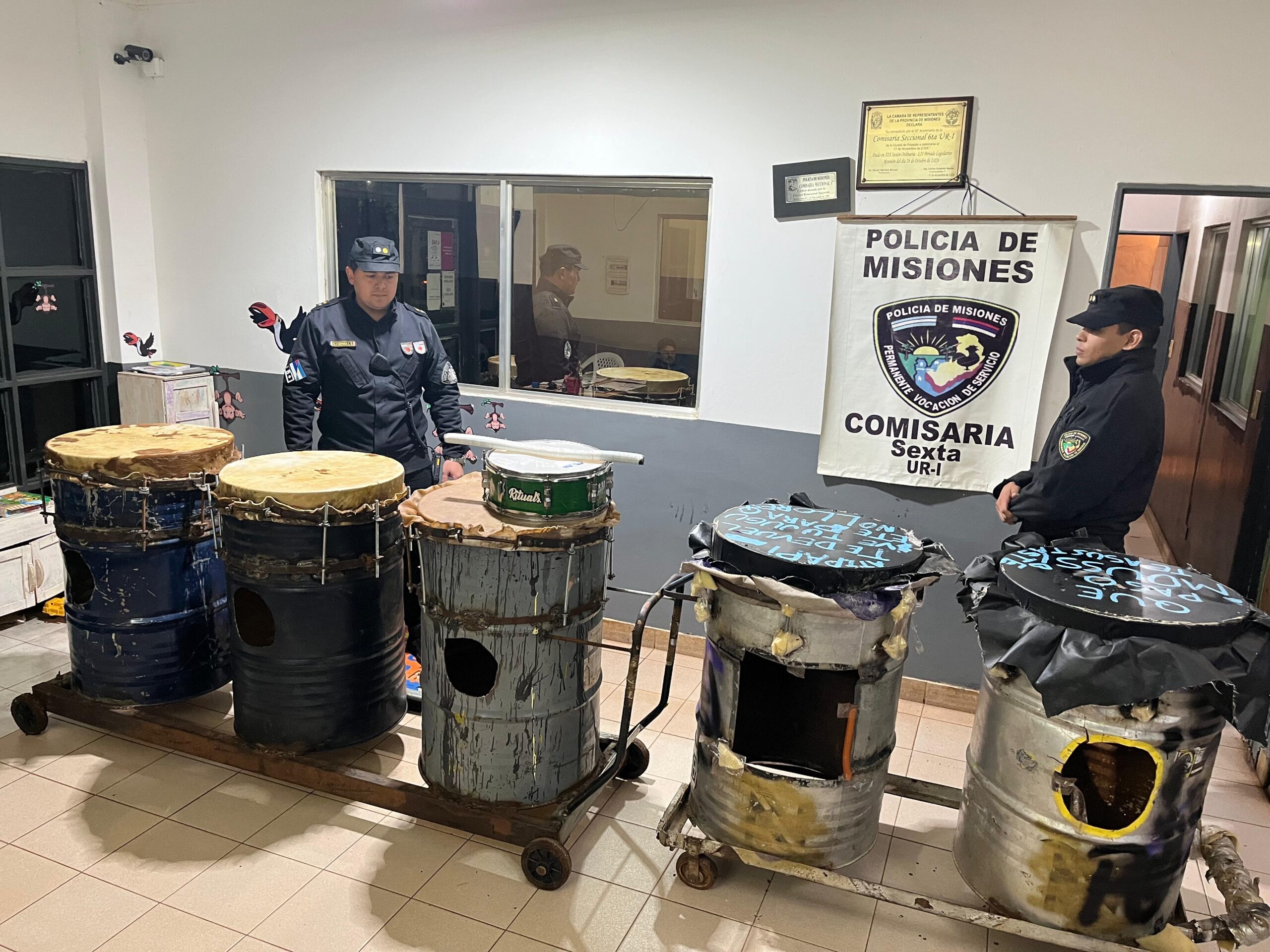 La Policía recuperó los instrumentos musicales robados de un colegio de Posadas La Policía recuperó los instrumentos musicales robados de un colegio de Posadas imagen-1