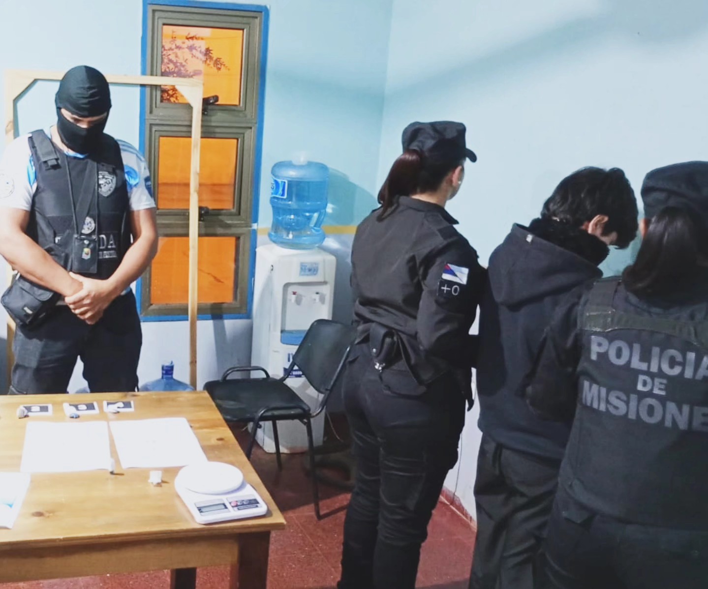 Pasamanos exprés de droga en la ruta: la Policía atrapó a una mujer en plena venta Pasamanos exprés de droga en la ruta: la Policía atrapó a una mujer en plena venta imagen-1