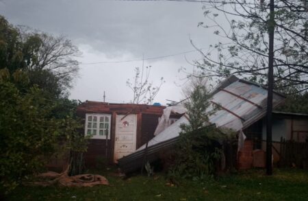 Tras la tormenta de Santa Rosa, Protección Civil asistió a ocho familias afectadas en Posadas y recomienda asegurar techos ante nuevas lluvias imagen-6